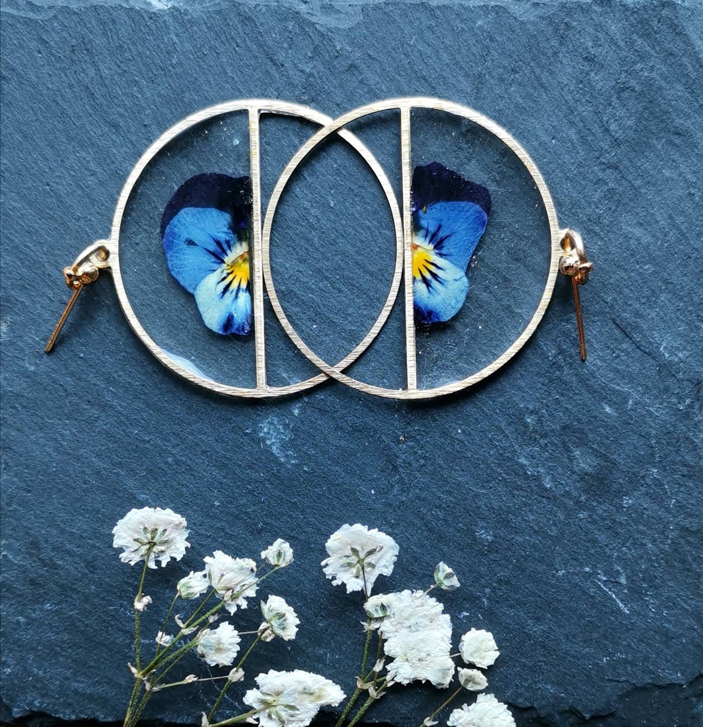 Real pressed pansy flower resin earrings, minamilist earrings, eco friendly gift idea, plant lover, flower jewellery, vintage gold brass.