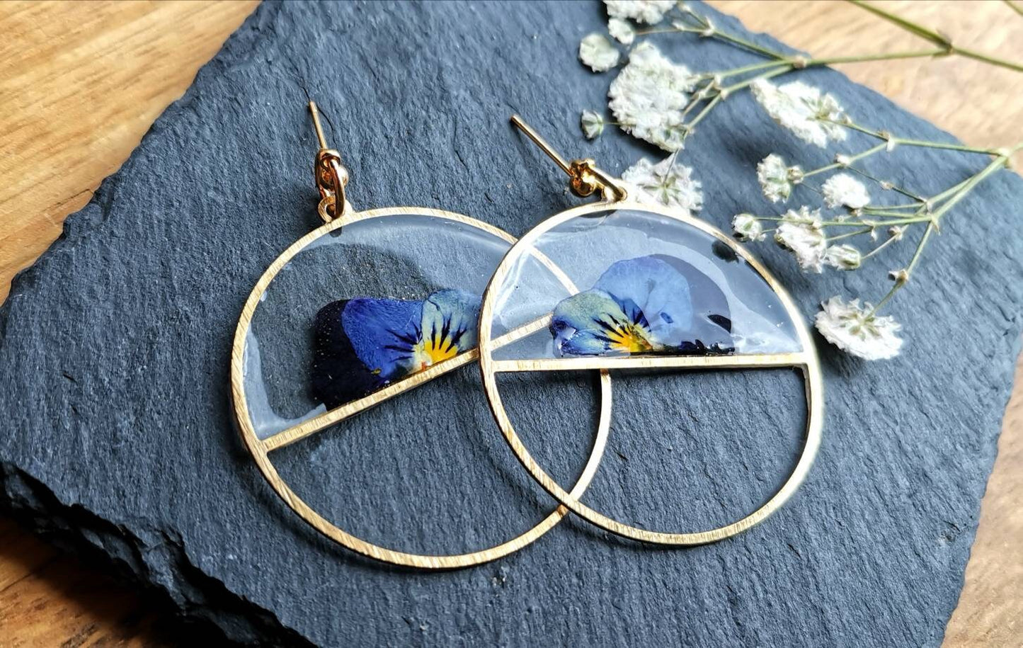 Real pressed pansy flower resin earrings, minamilist earrings, eco friendly gift idea, plant lover, flower jewellery, vintage gold brass.