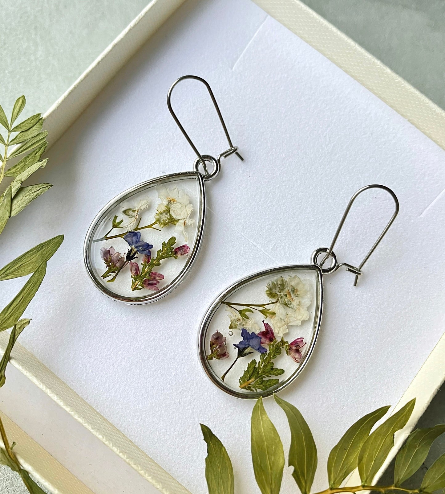 Silver teardrop real flower heather and forget me not earrings, minamilist earrings, eco friendly gift idea, plant lover, flower jewellery.