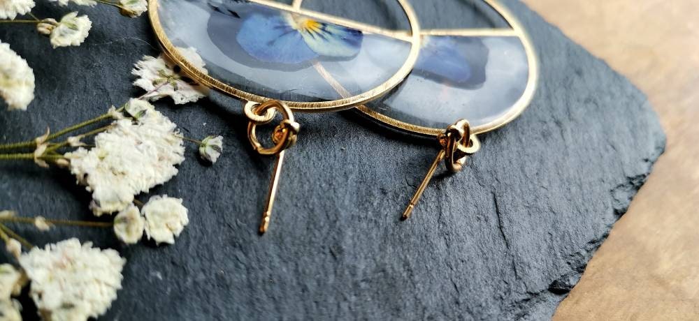 Real pressed pansy flower resin earrings, minamilist earrings, eco friendly gift idea, plant lover, flower jewellery, vintage gold brass.