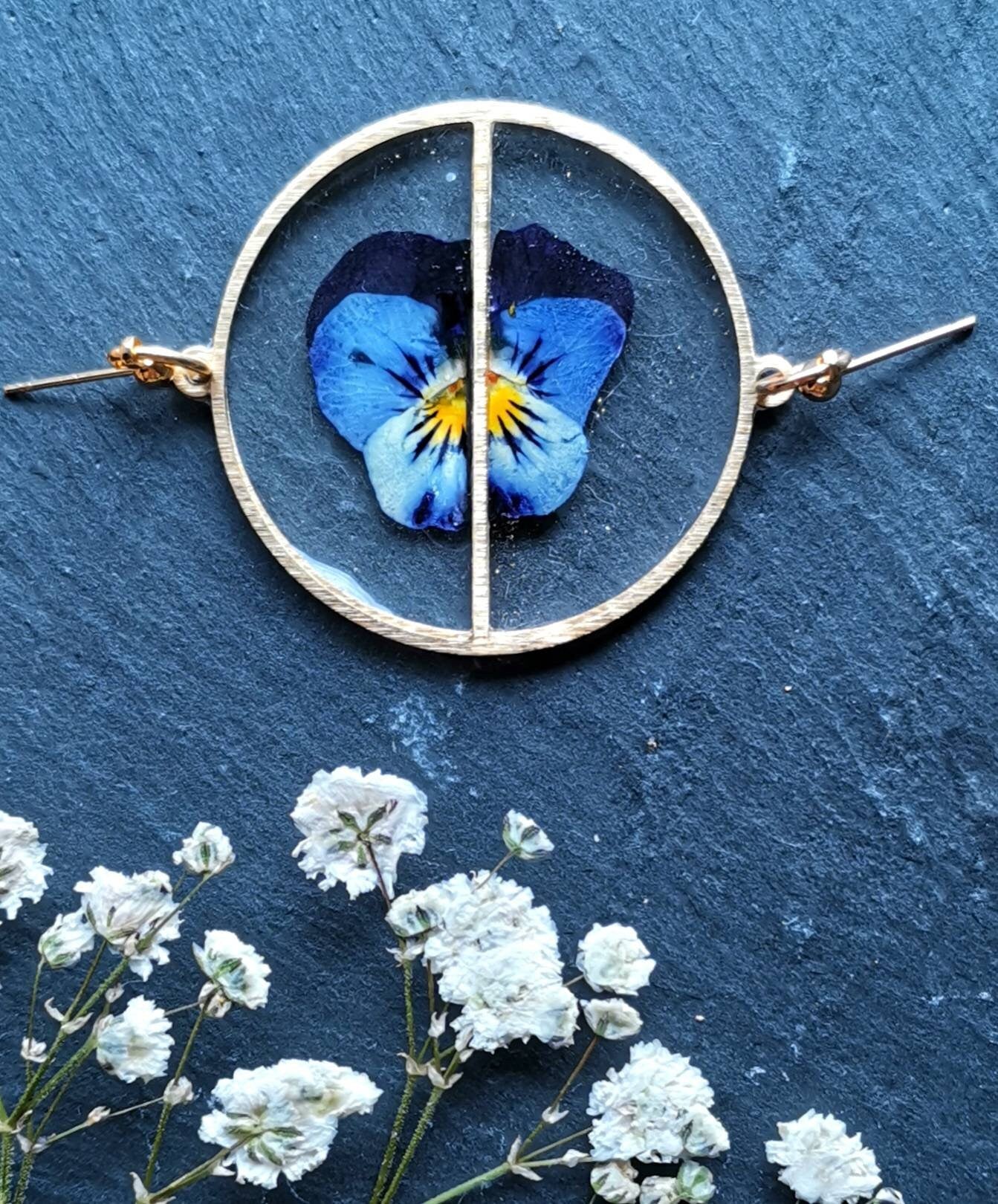 Real pressed pansy flower resin earrings, minamilist earrings, eco friendly gift idea, plant lover, flower jewellery, vintage gold brass.